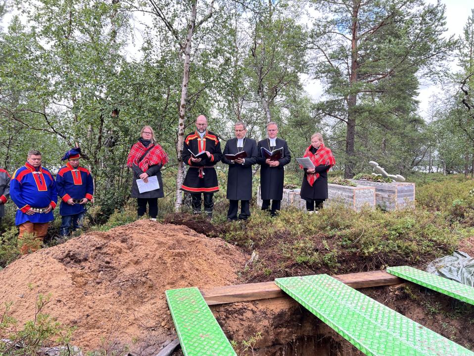 Saamelaisvainajien hautaaminen Inarin Hautuumaasaareen. Kuvassa oikealta Leo Aikio, Osmo Seurujärvi, Johanna Kinnunen, Tuomo Huusko, Jukka Keskitalo, Tapio Luoma ja Mari Valjakka. 