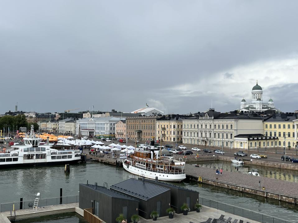 Kauppatorin edusta Uspenskin katedraalin suunnalta katsottuna. Kuvassa pari laivaa laiturissa ja taustalla Helsingin Tuomiokirkko.