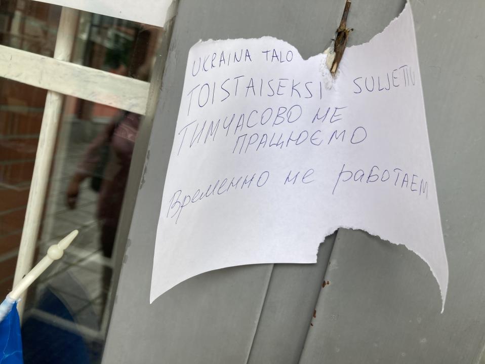 Ukraina-talon ovessa oleva lappu kertoo kolmella kielellä, että talo on suljettu.