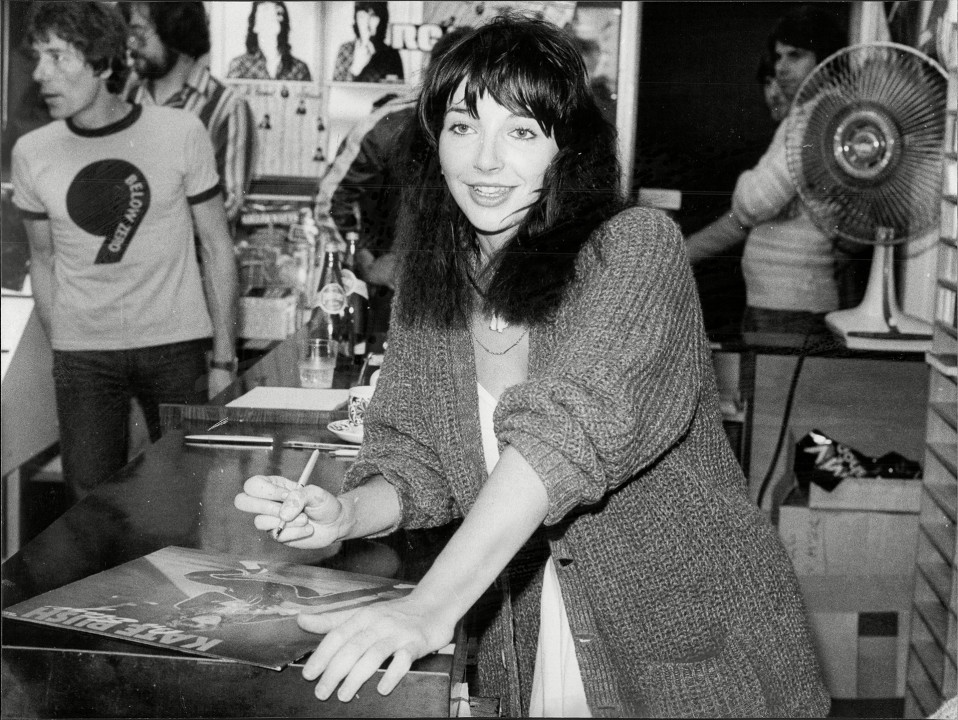 Kate Bush signeeraa levyn kantta 1980.