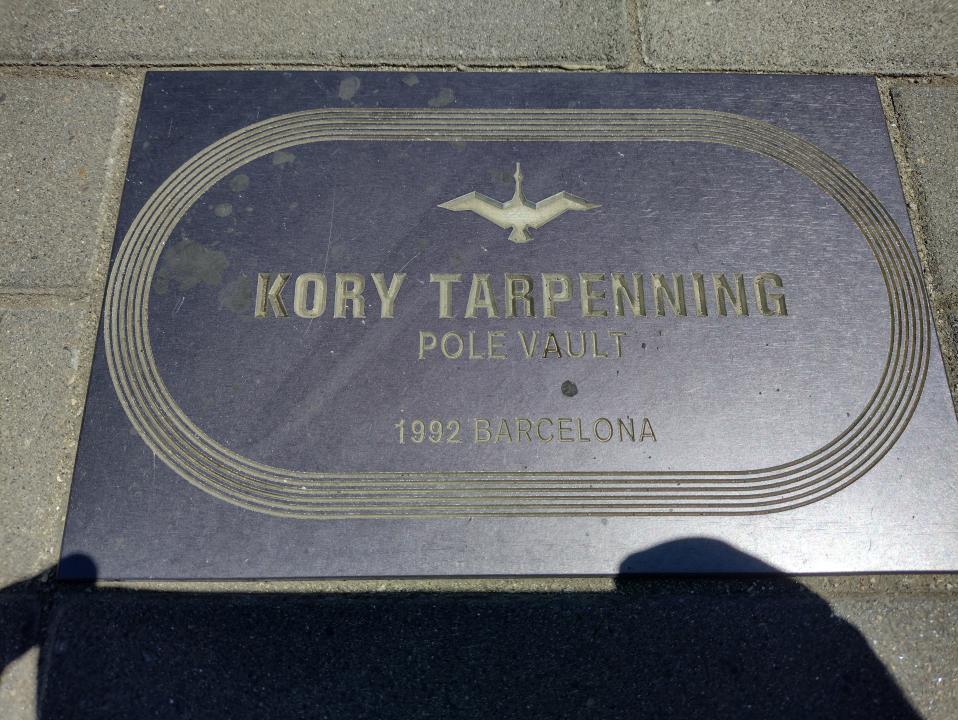 Yhdysvaltalainen seiväshyppääjä Kory Tarpenning sijoittui vuoden 1992 Barcelonan olympialaisissa neljänneksi. 