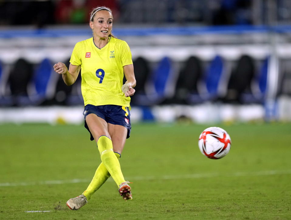 Kosovare Asllani slår den första straffen i straffläggningen.