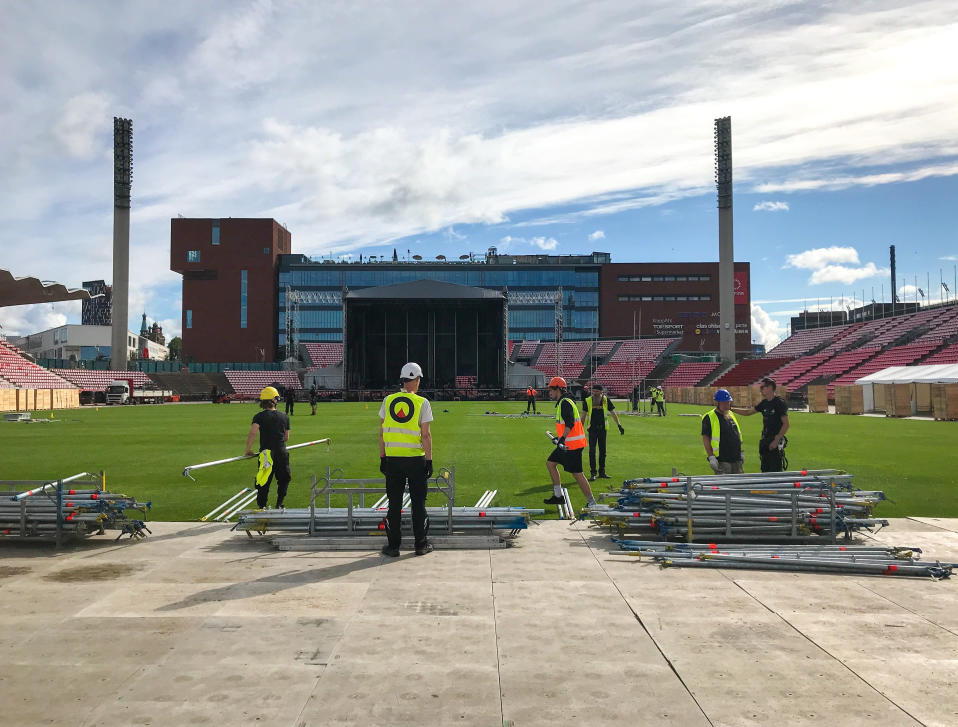 Työmiehiä aurinkoisena päivänä Tampereen Rationin stadinin nurmella.