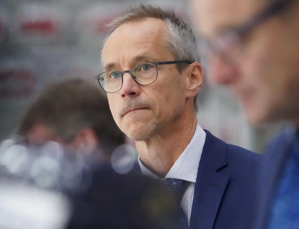 Naisleijonien päävalmentaja Pasi Mustonen kuvassa. 