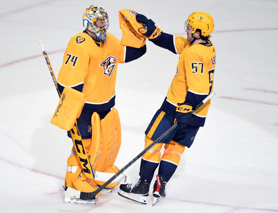 Dante Fabbro gratulerar Juuse Saros efter matchen.