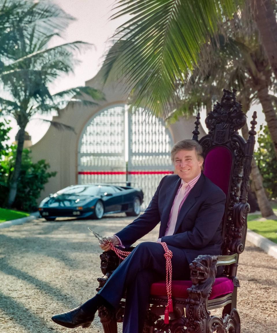 Trump istuu pihalla prameassa tuolissa