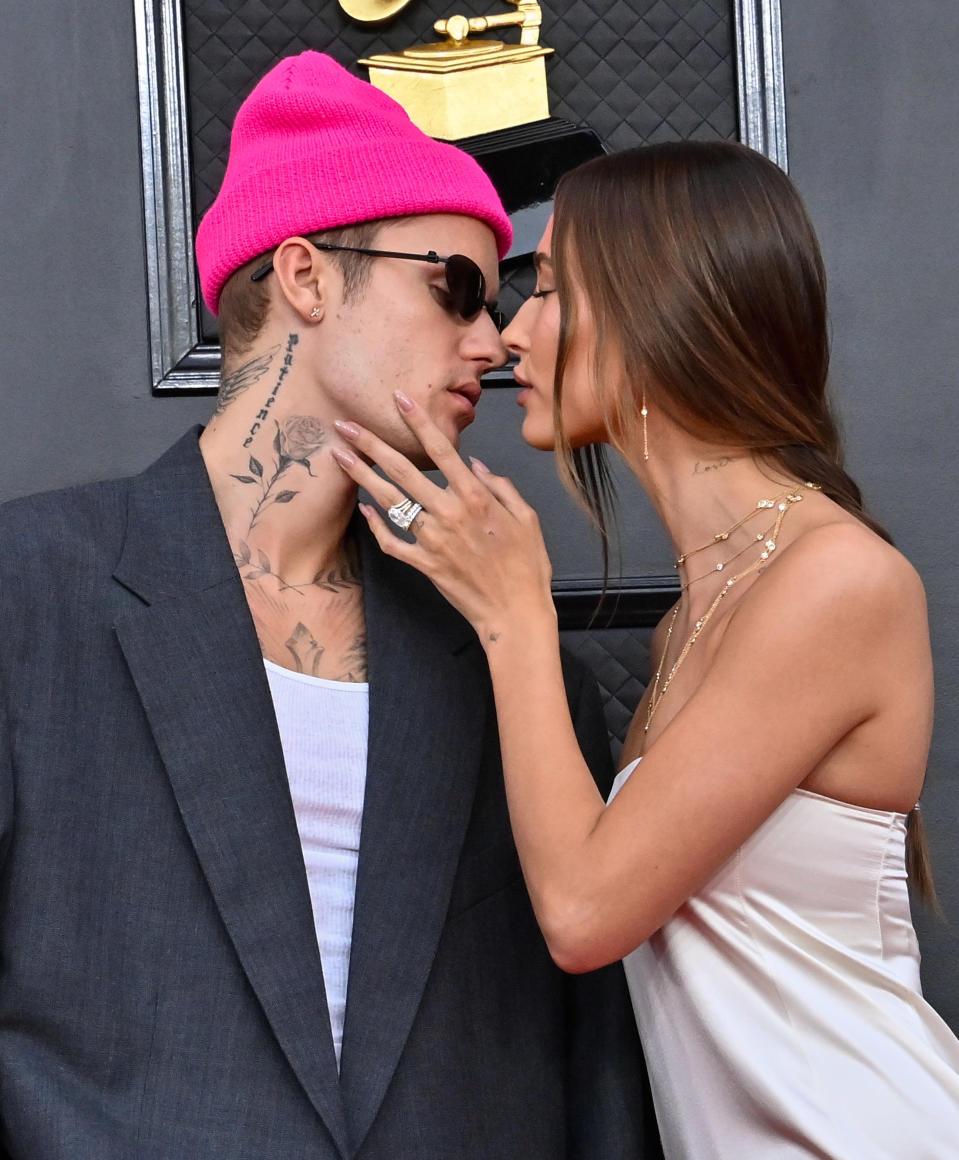 Justin ja Hailey Bieber suutelossa. Justinilla pipo päässä.