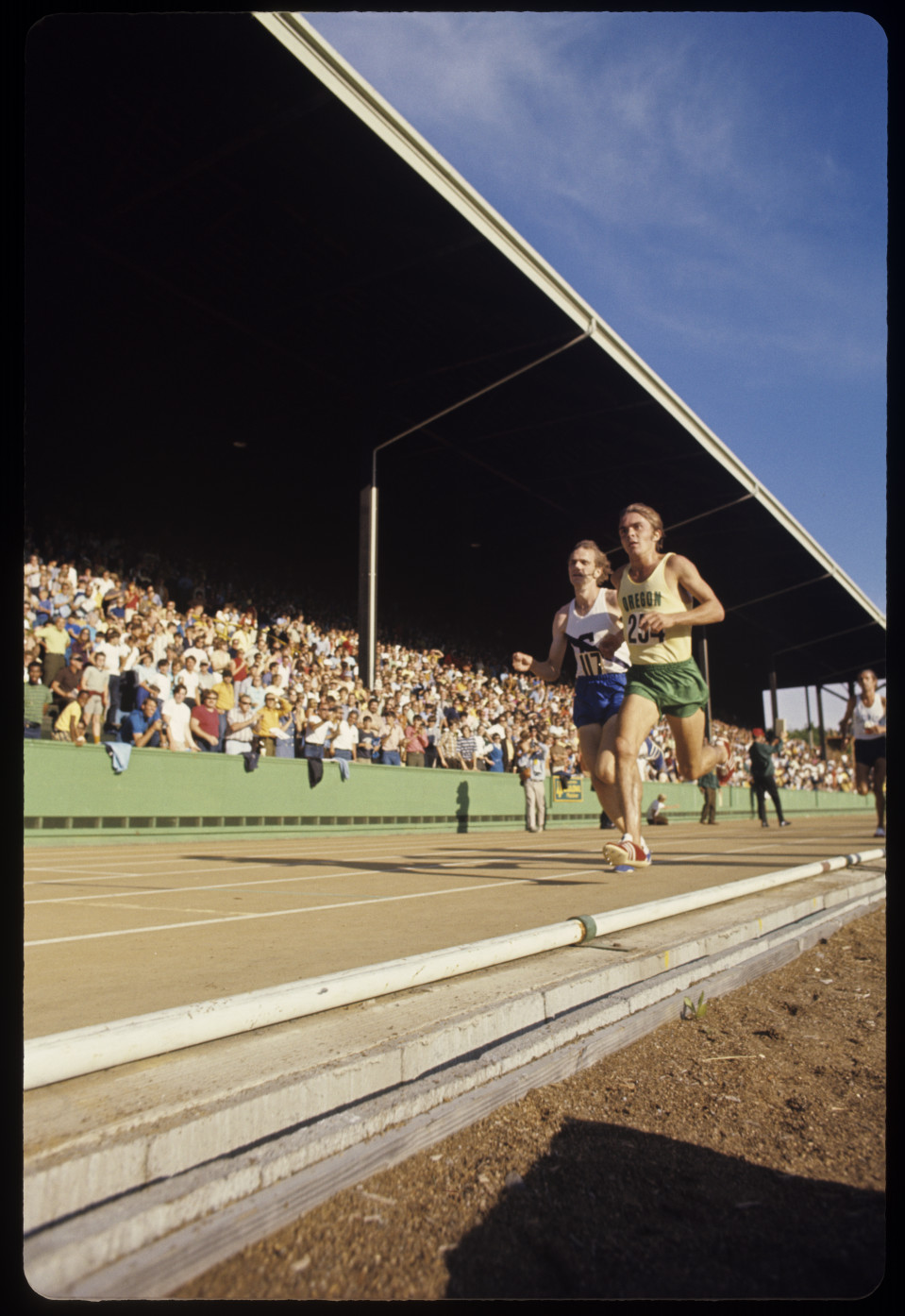 Eugenelainen juoksijasuuruus Steve Prefontaine kilpailemassa Hayward Fieldillä vuonna 1975. 