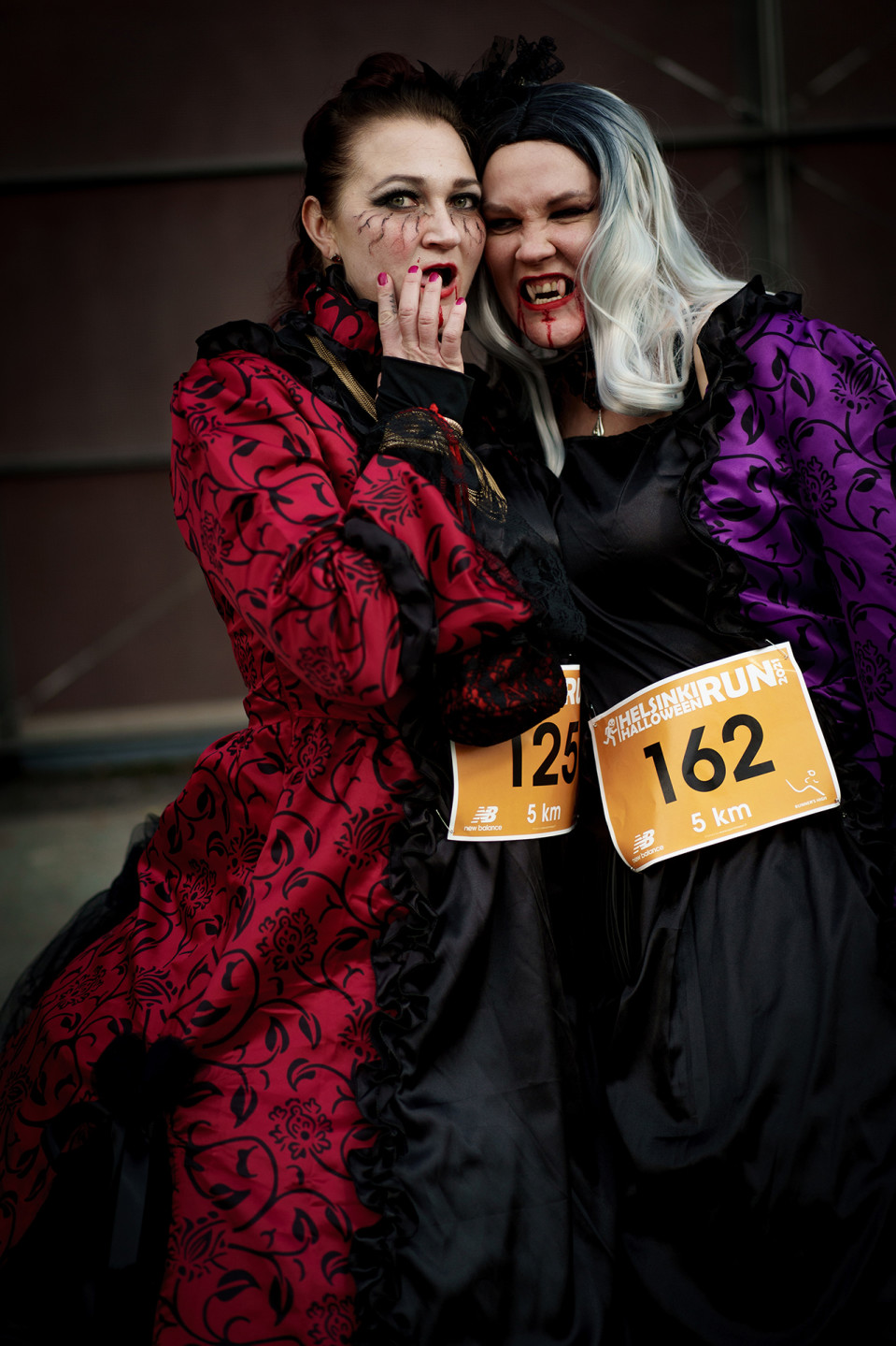 Kaksi halloweenasuihin pukeutunutta naista poseeramassa ennen Halloween Run-tapahtuman lähtöä.