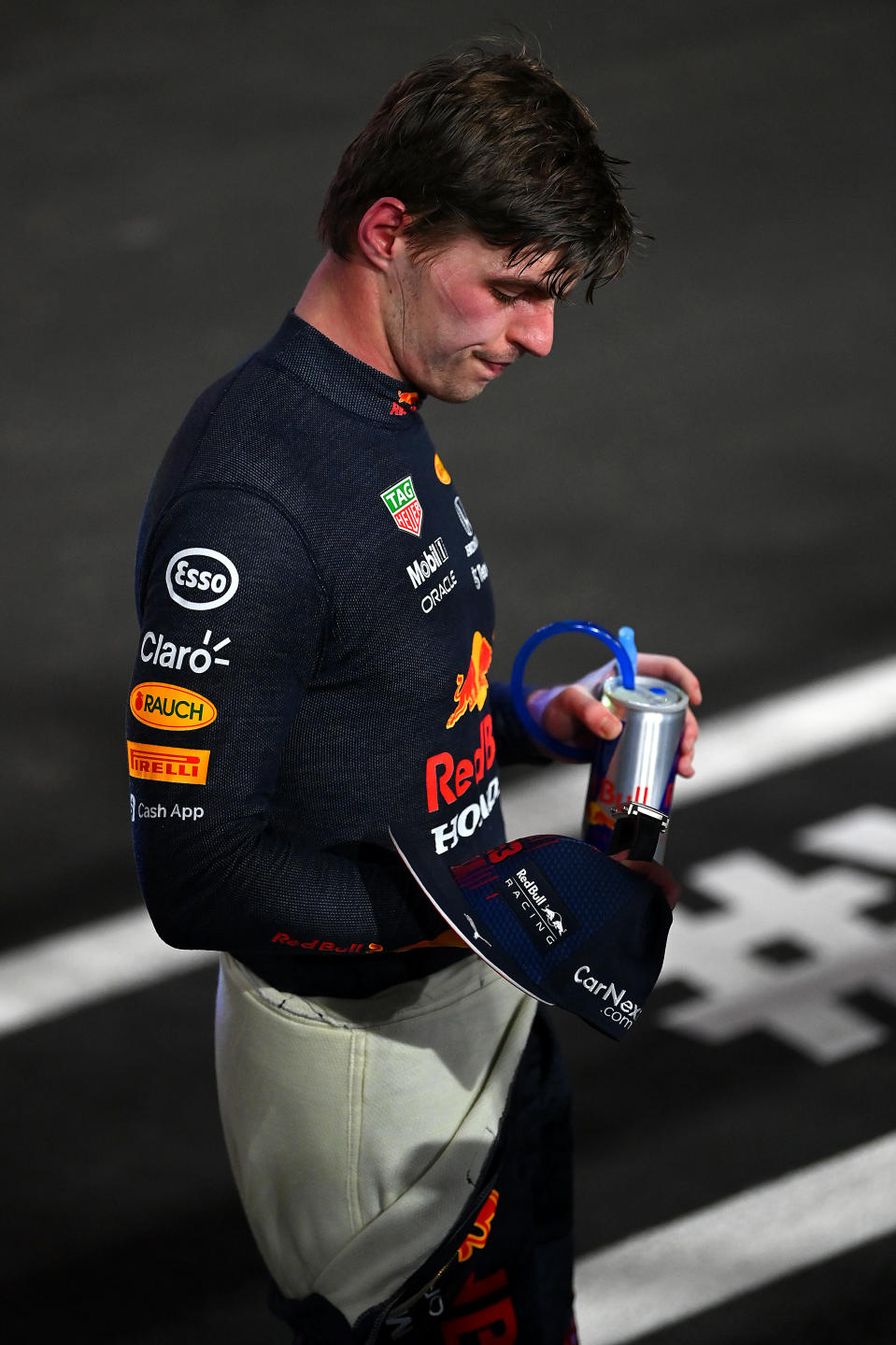 Pettynyt Max Verstappen kisan jälkeen.