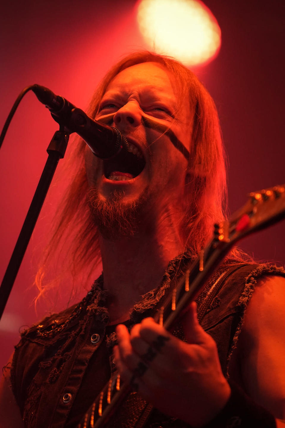 Ensiferum esiintyy. 