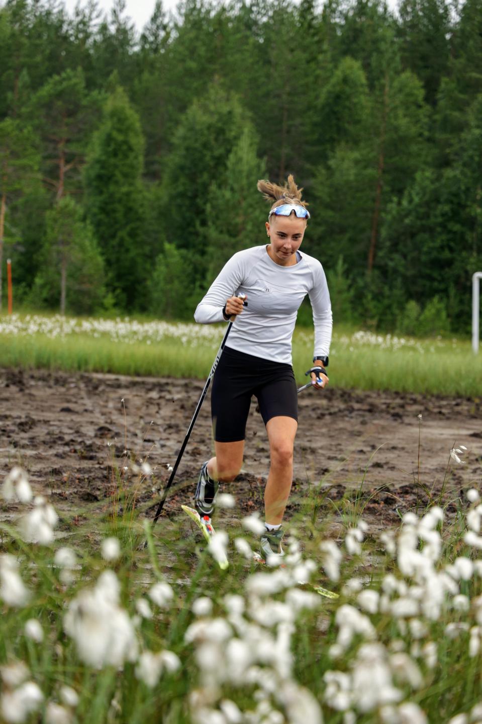 Suvi Kemppainen hiihtää suolla.