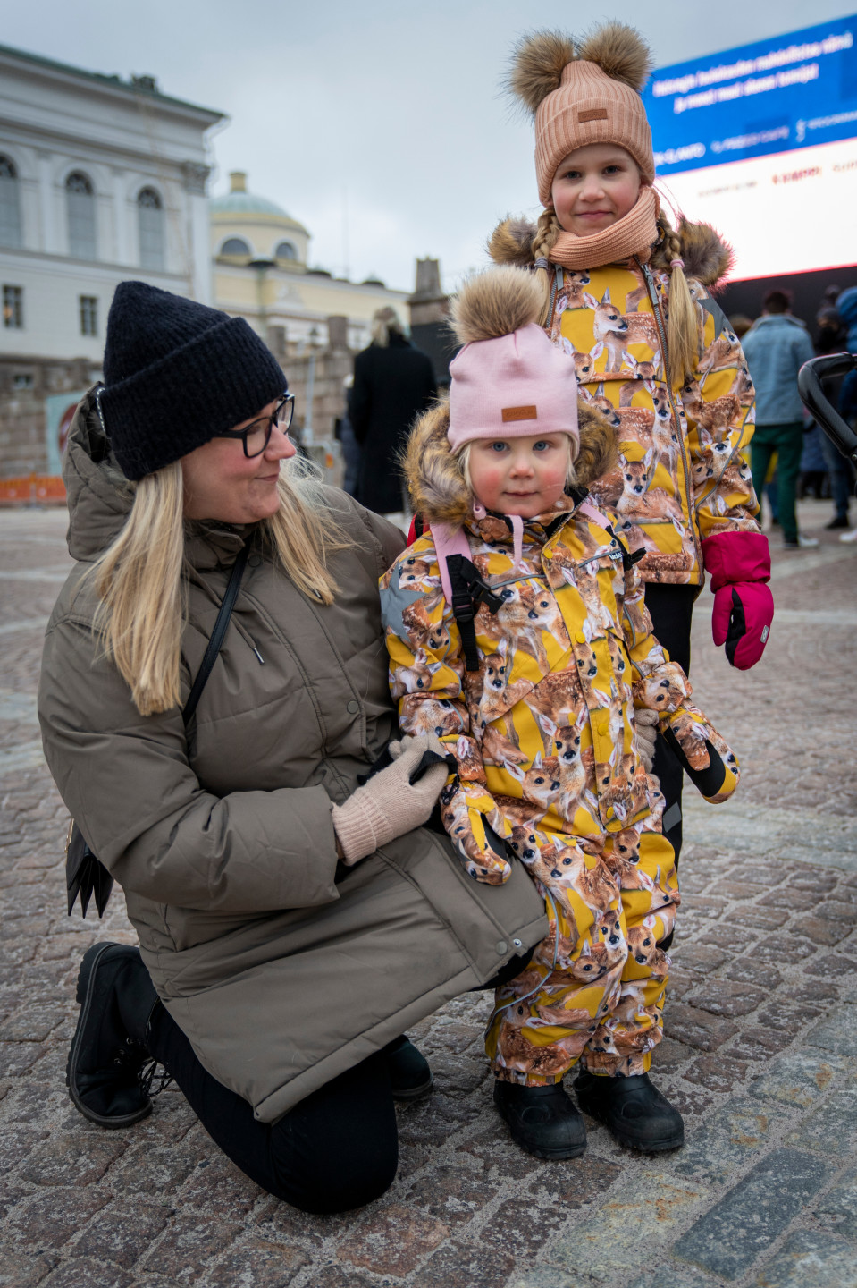 Taru, Lilian ja Lila Luostarinen Senaatintorilla