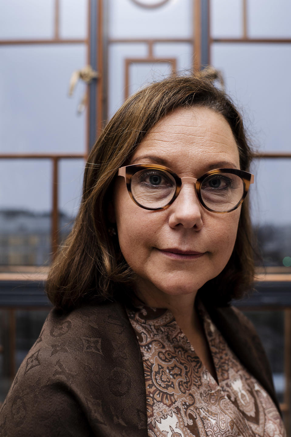 Anne-Mari Virolainen poseeraa eduskunnassa.