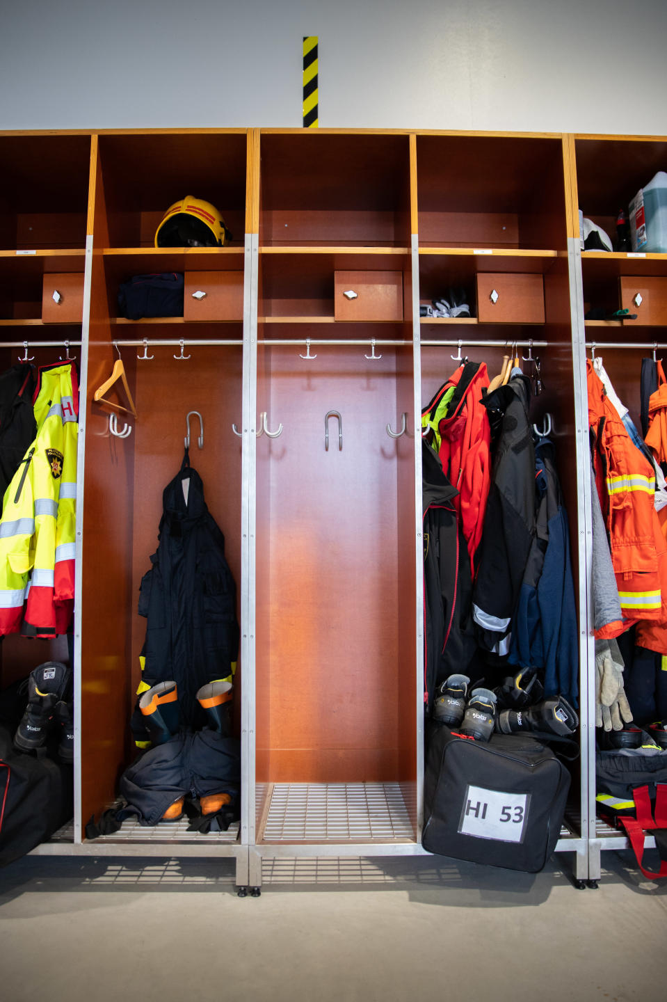 Tyhjä paikka palomiesten varustenaulakossa.