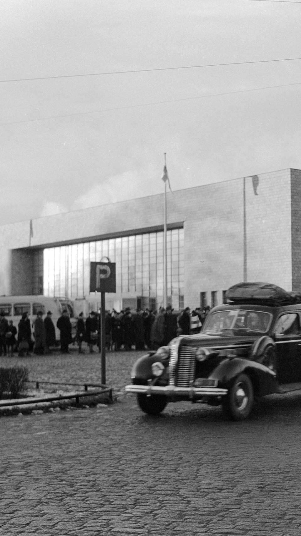 The President of the Republic had gathered at the train station to receive a heavy crowd in 1943. A black car
