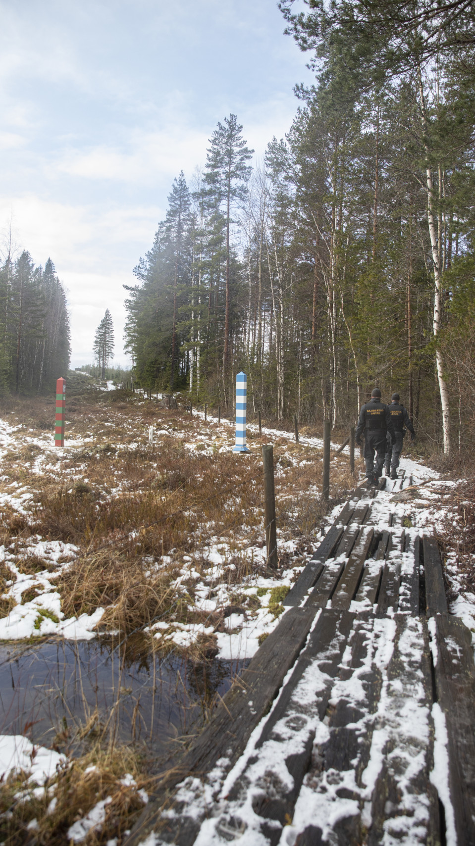 Rajavartijat kävelevät rajan tuntumassa