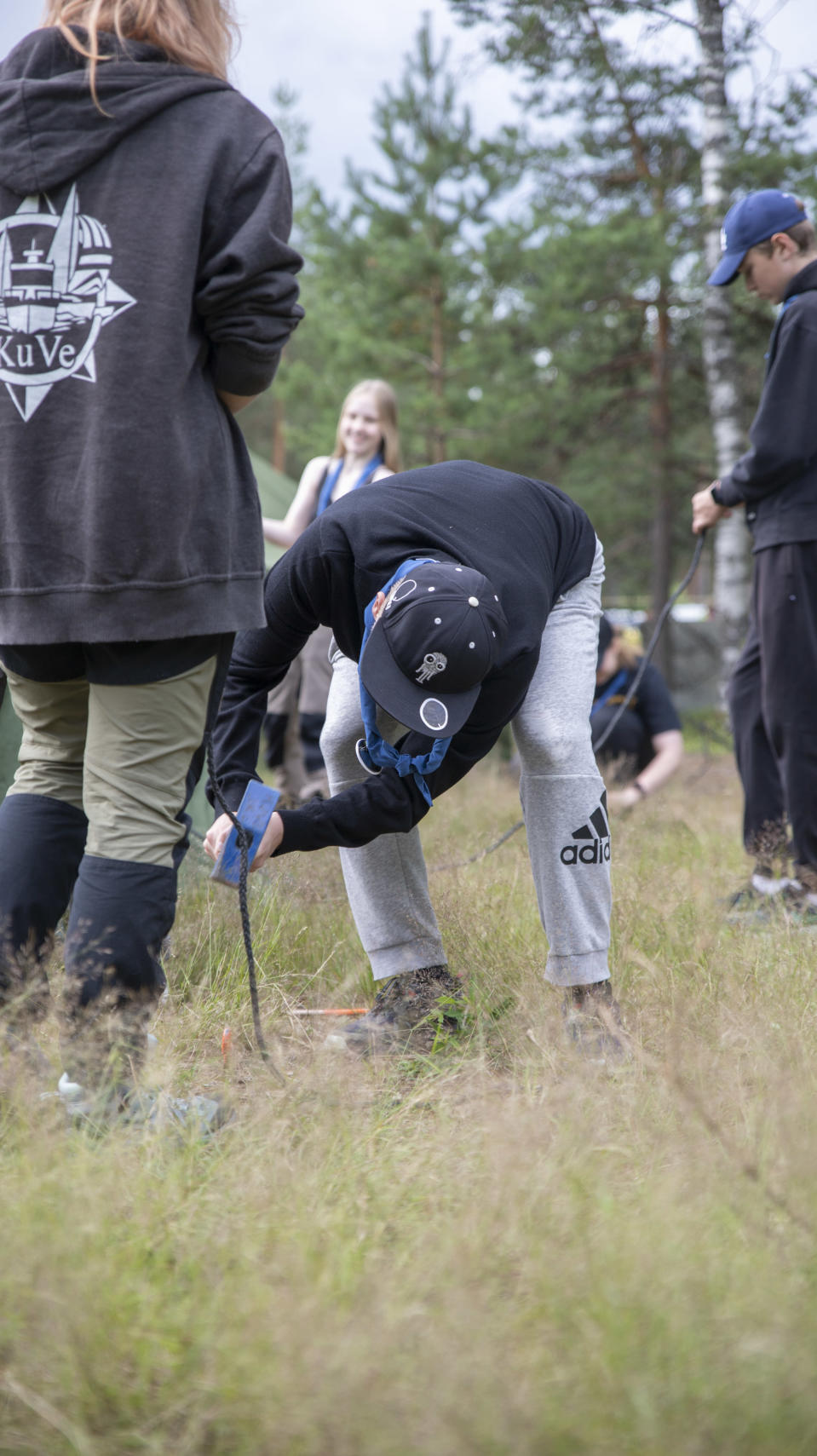 Partiolaiset pystyttävät leiriä Kajo2022-leirillä.