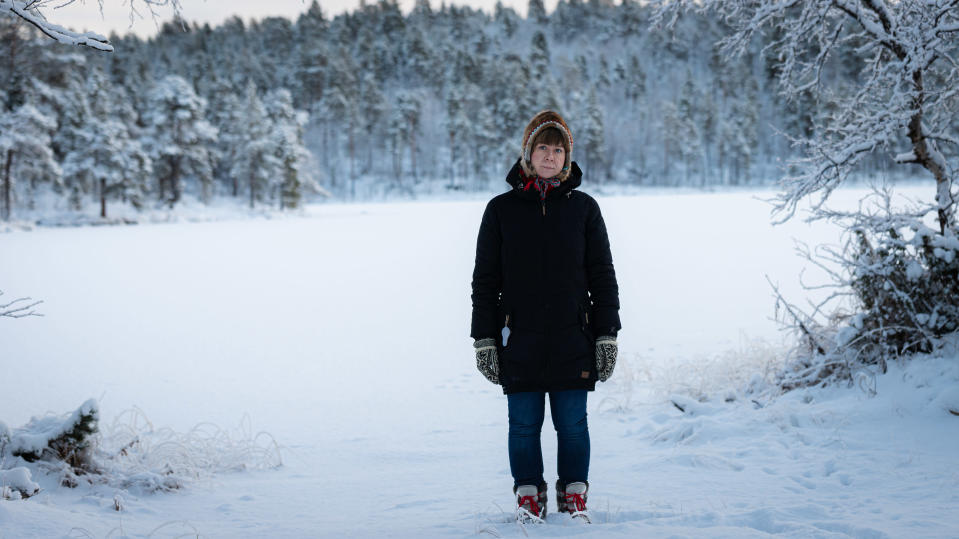 Heini Wesslin taustalla talvinen järvimaisema.