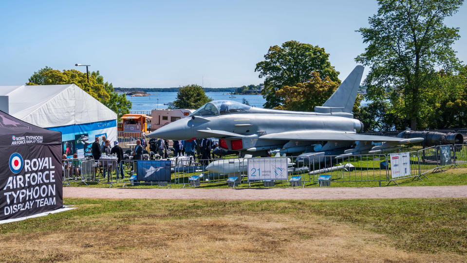 Helsingin kaivopuistossa Eurofighter Typhoon -hävittäjä.