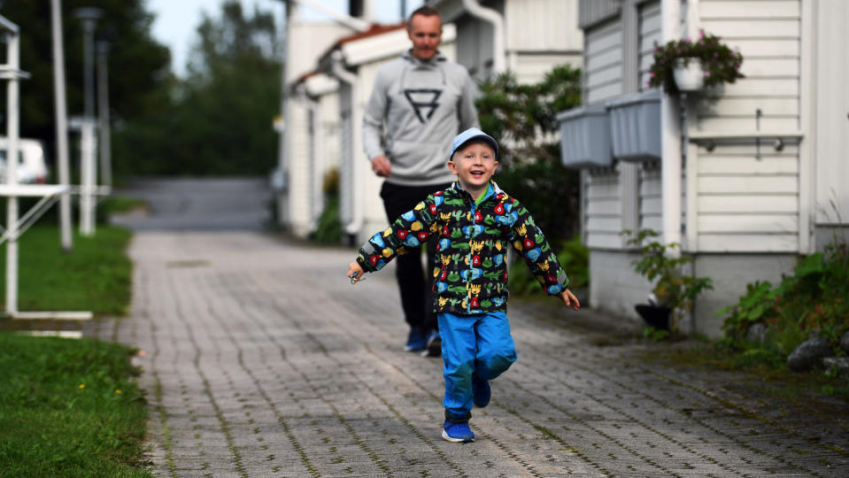 Petter Kukkonen och sonen Oskar på väg hem från daghemmet.