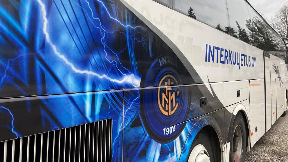 Inter Kuljetus Oy:n bussi. Yhtiön logo sinisellä valkoisen bussin kyljessä.