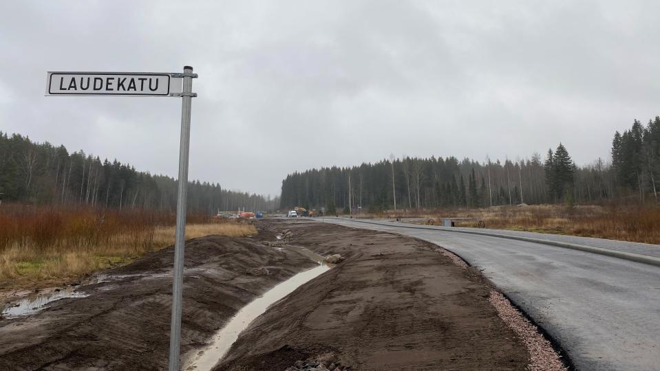 Kytölän asuinaluetta rakennetaan Lahdessa. Kuvassa katukyltti, päällystetty tie, tien vieressä oja