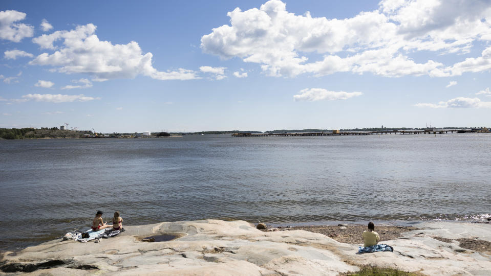 Kruunuvuorensillan rakennustyömaa Mustikkamaalta katsottuna.