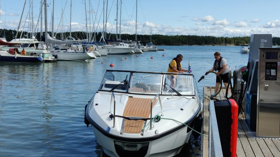 Moottorivenettä tankataan Nauvon vierasvenesatamassa.