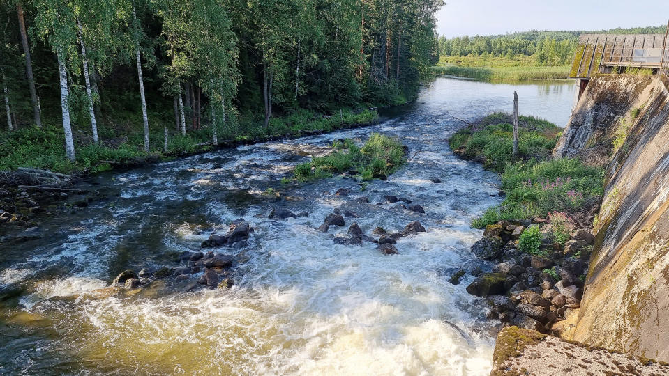 Lahnasenkosken voimalaitos Hiitolanjoessa.