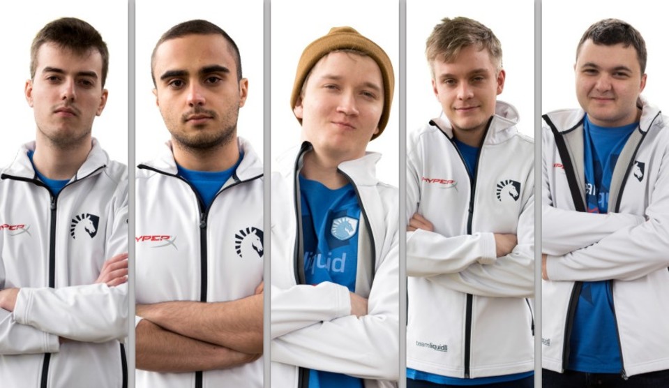 Team Liquid Dota 2 -joukkue. Keskellä suomalainen Lasse 