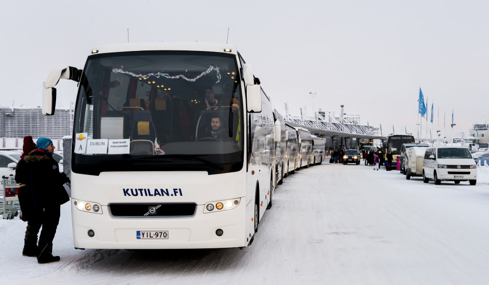 turistibusseja Rovaniemen lentoasemalla