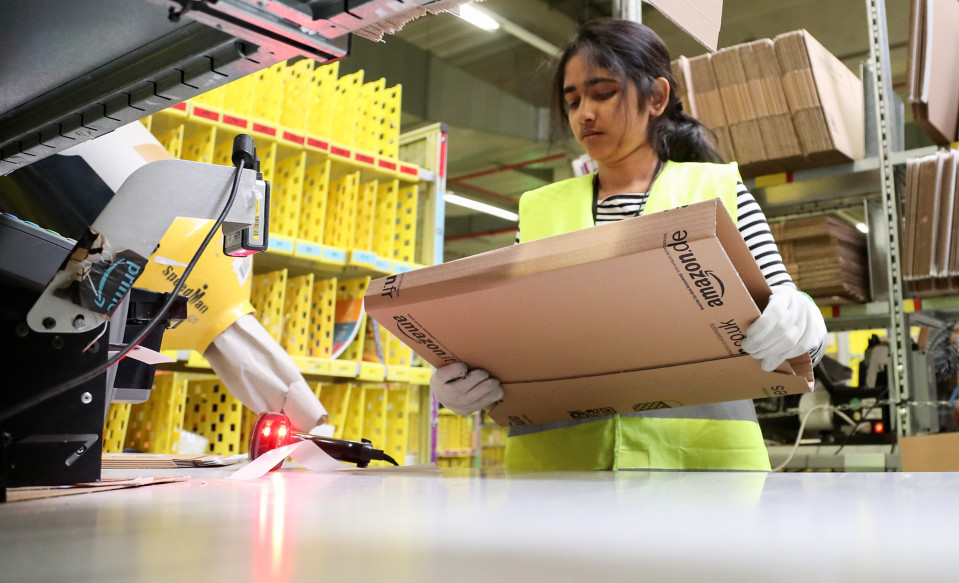 Nainen valmistelee postipakettia valmiiksi.
