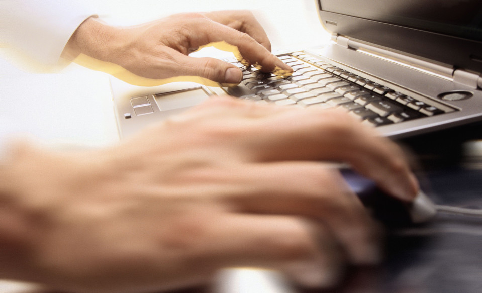 Miehen kädet läppärin näppiksellä. Epäillyt miehet tilasivat tuotteita muun muassa netistä yhteensä 145 000 euron edestä.