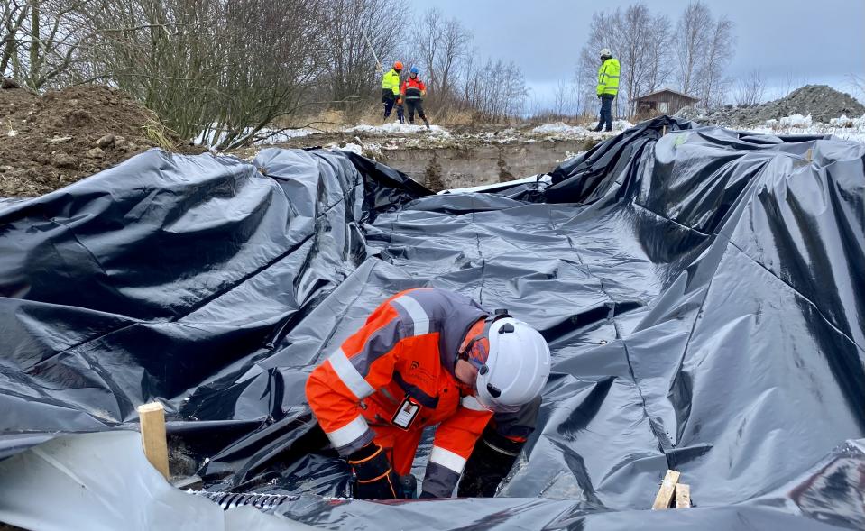 Biopuuhakereaktorin pohjalle asennetaan muovia.