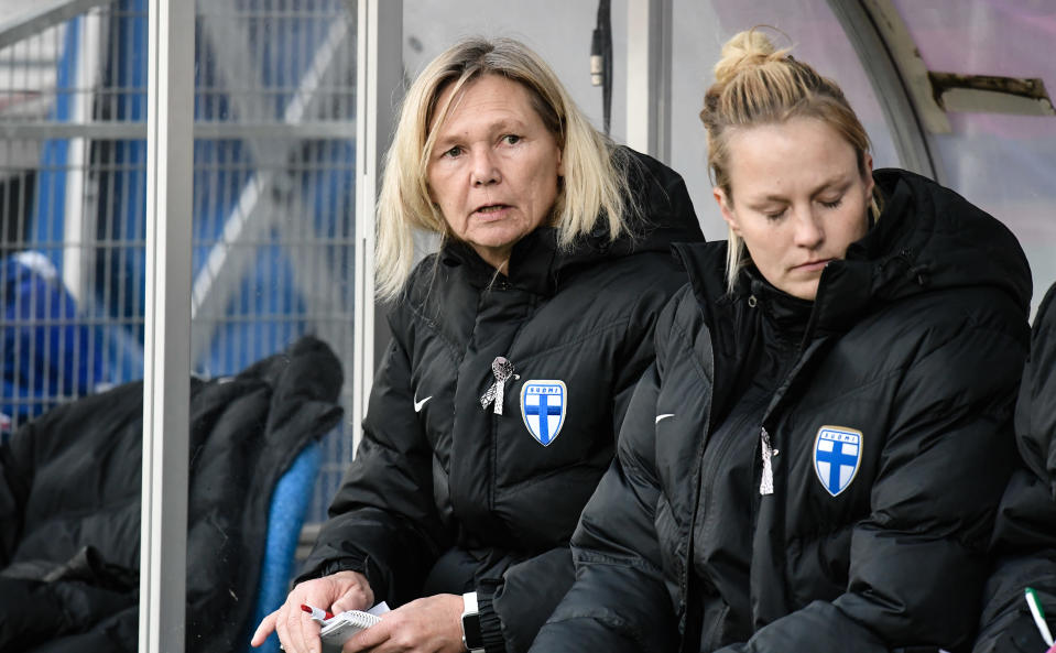 Anna Signeulk och Maiju Ruotsalainen sitter på bänken.