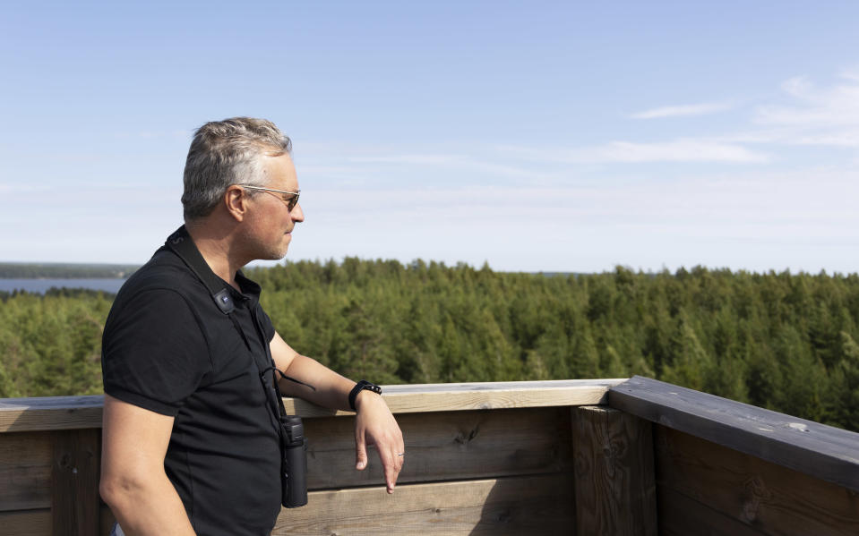 Kaarle Kupiainen katsoo metsämaisemaa näkötornista.