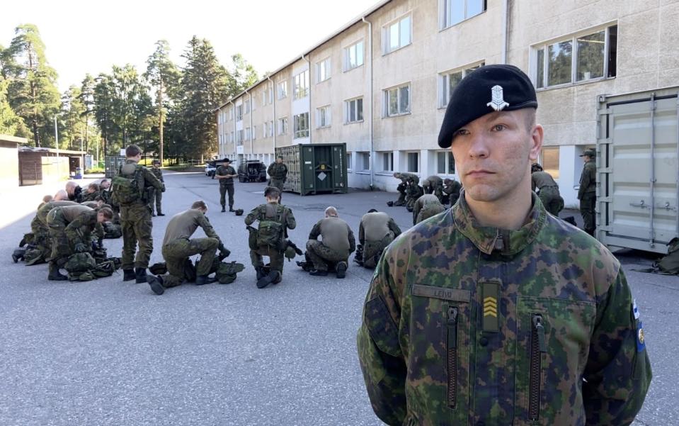 Panssariprikaatin toisen panssarihuoltokomppanian kouluttaja ylikersantti Lassi Leivo taustallaan varusmiehiä harjoittelemassa kaasunaamarin käyttöä.