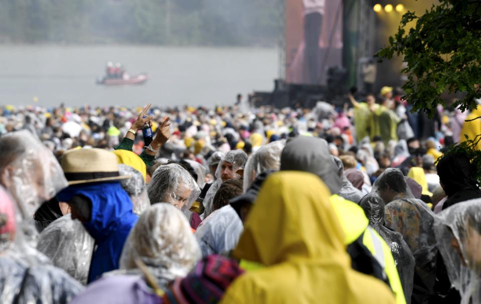 Ukkoskuuro kasteli yleisön Gasellien keikalla Ruisrockissa Turussa 9. heinäkuuta 2022.