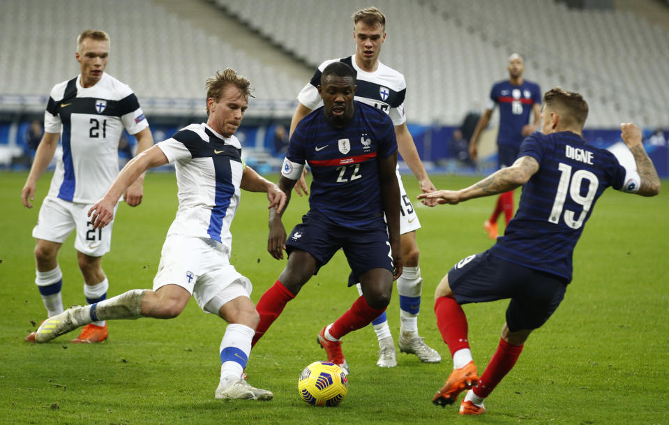 Rasmus Schüller med bollen i en landskamp mot Frankrike. 