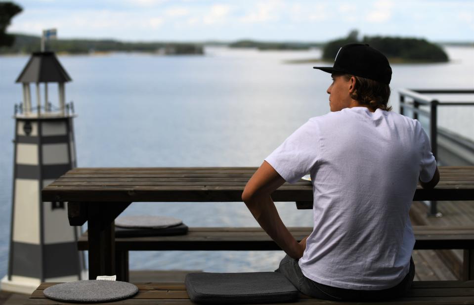 Alexander Ståhlberg äter lunch och blickar ut mot havet.