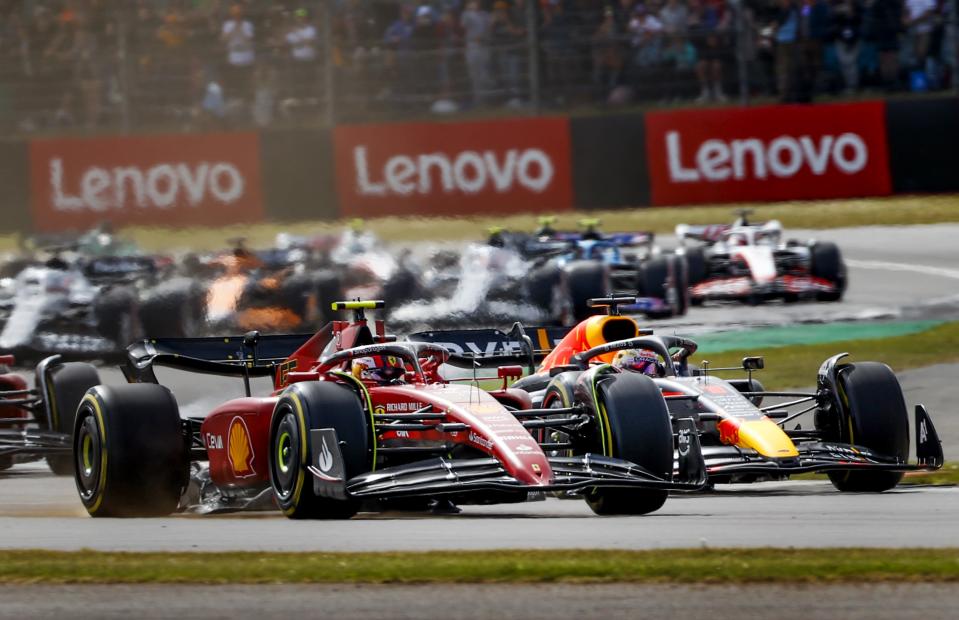 Carlos Sainz Jr. ja Max Verstappen kisaamassa Silverstonessa 3.7.2022.