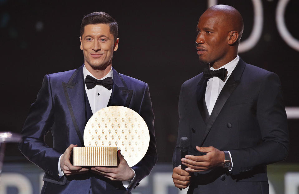 Robert Lewandowski (vas.) jäi Ballon d'Or -äänestyksessä toiseksi, mutta sai sentään parhaan hyökkääjän palkinnon. Entinen maalitykki Didier Drogba (oik.) oli yksi illan juontajista.