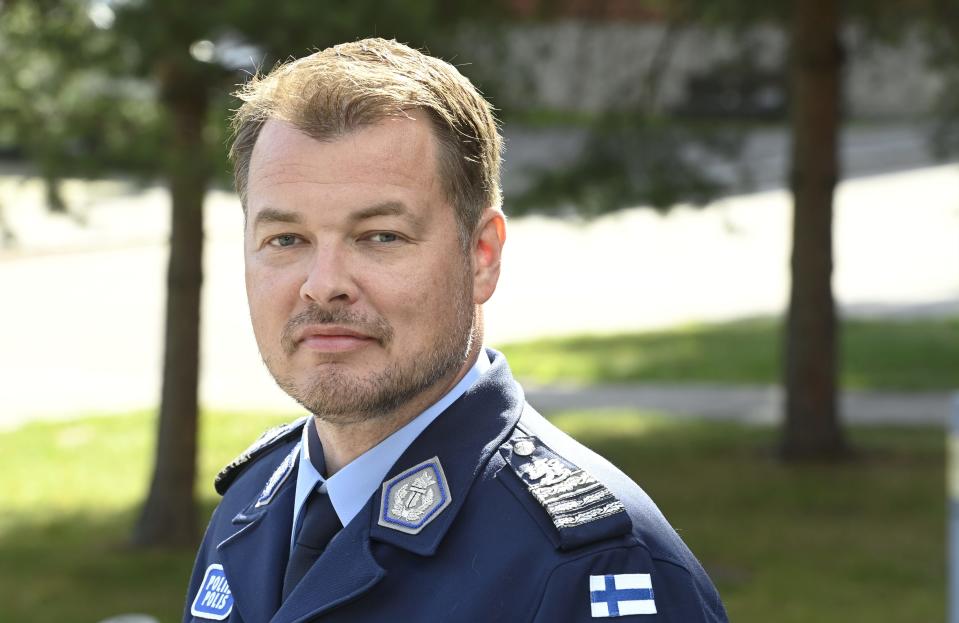 Poliisitarkastaja Tuomas Pöyhonen Poliisihallituksesta katsoo kohti kameraa ulkotilassa.