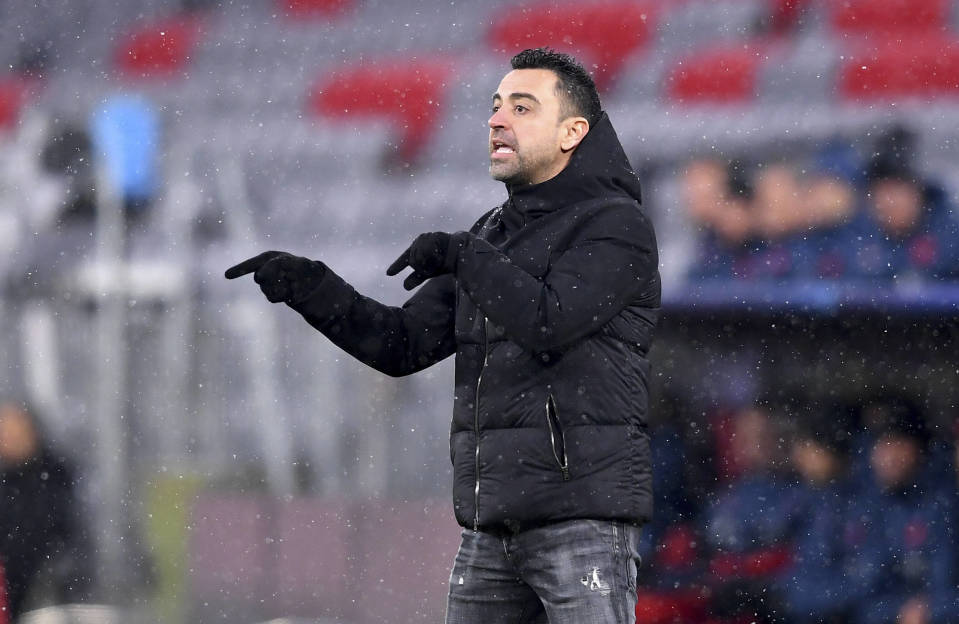 Xavi Hernandez jakaa ohjeita kentän laidalta.