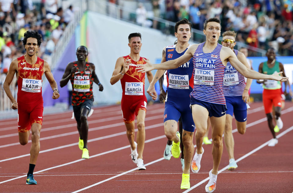 Jake Wightman firar seger före Jakob Ingebrigtsen.