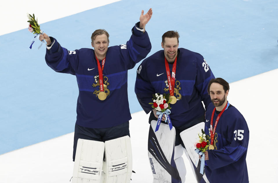 Leijonien maalivahtikolmikko Jussi Olkinuora, Harri Säteri ja Frans Tuohimaa juhlimassa Pekingin olympiakultaa.