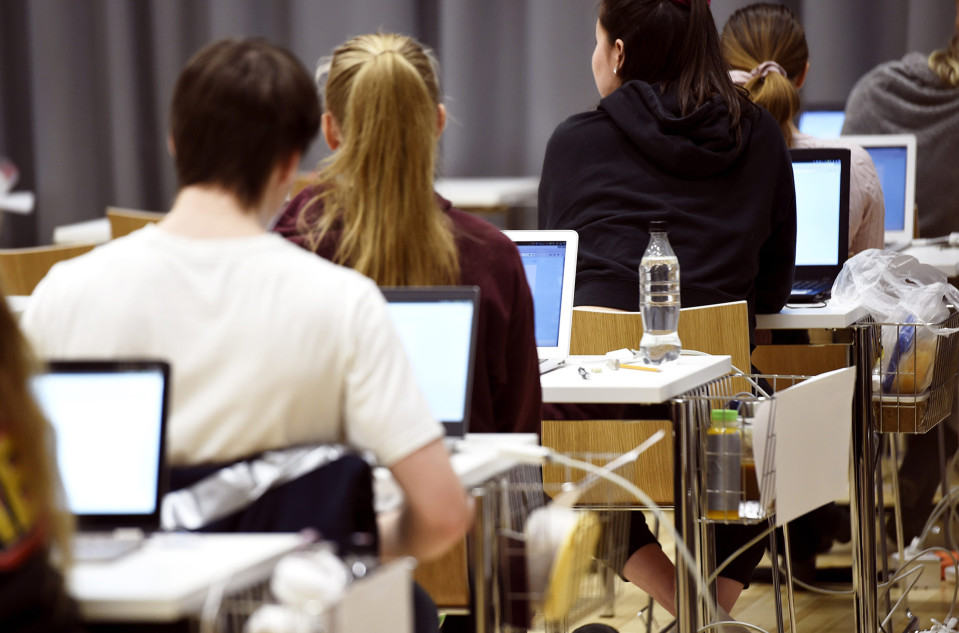 Yo-kokelaita ja kannettavia tietokoneita juuri ennen ylioppilaskirjoituksien äidinkielen lukutaidon kokeen alkua Ressun lukiossa Helsingissä 10. maaliskuuta.