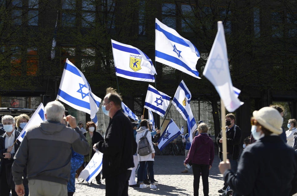 Hundreds of demonstrations in Helsinki in support of both Palestinians and Israel