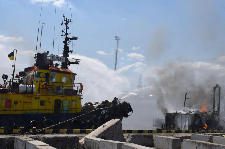 Odessas stadsfullmäktiges Telegramkanal den 24 juli 2022 visar ukrainska brandmän som bekämpar en brand på en båt som brinner i Odessas hamn efter att missiler träffat hamnen den 23 juli 2022.